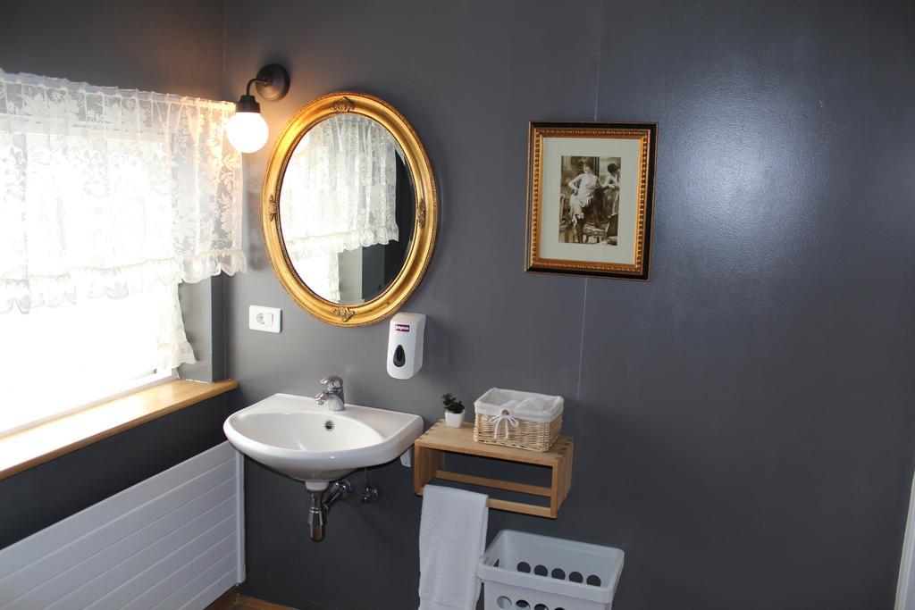 Lónsá Guesthouse Akureyri Extérieur photo